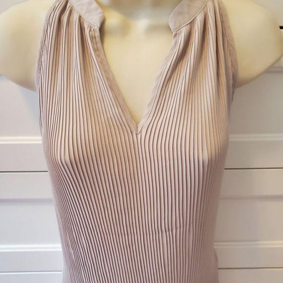 ๐3 for $25๐ Banana Republic Beige Flowy Accordion Pleated Top - Picture 3 of 8